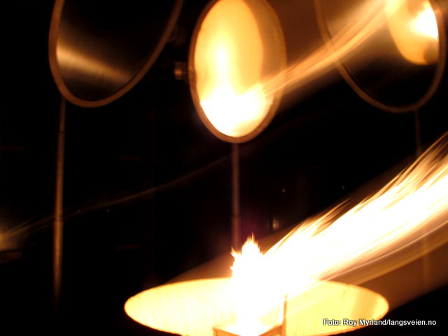 Flammer i speil trolldom magi healere healing Hurtigruten kai Vardø Trolldomsdømte Foto Roy Myrland