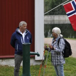 Ordfører Tore Opdahl Hansen og Fylkesmann i Buskerud Helen Bjørnøy ved Blektjernstua. Foto Jan Arne Dammen