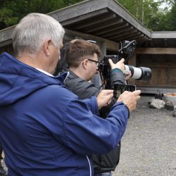 Se og Hør og ordføreren sikrer seg bilder. Foto Jan Arne Dammen