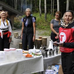 Fareshta Shaheed ønsker Dronningen velkommen til å smake på dagens turmat. Foto Jan Arne Dammen