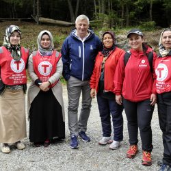 Kokkene sammen med Ordfører Tore Opdahl Hansen. Fra v. Kûbra, Seher, Fatma, Midia, og Fareshta. Foto Jan Arne Dammen