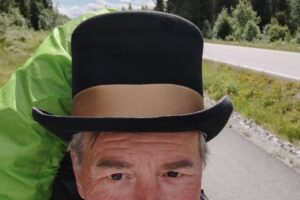 Imponerende! -Einar Formo er hjertesyk og går med flosshatt langs veien!