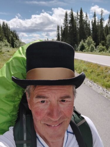 Imponerende! -Einar Formo er hjertesyk og går med flosshatt langs veien!