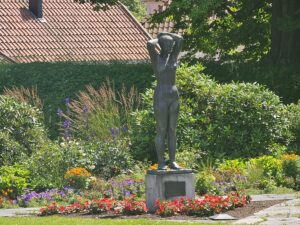 Stavernpiken er også navnet på en statue som står i parken i Stavern og som er laget av vår nasjonale skulptør Ørnulf Bast. (Se og hør om statuen i videoen nederst i artikkelen.)