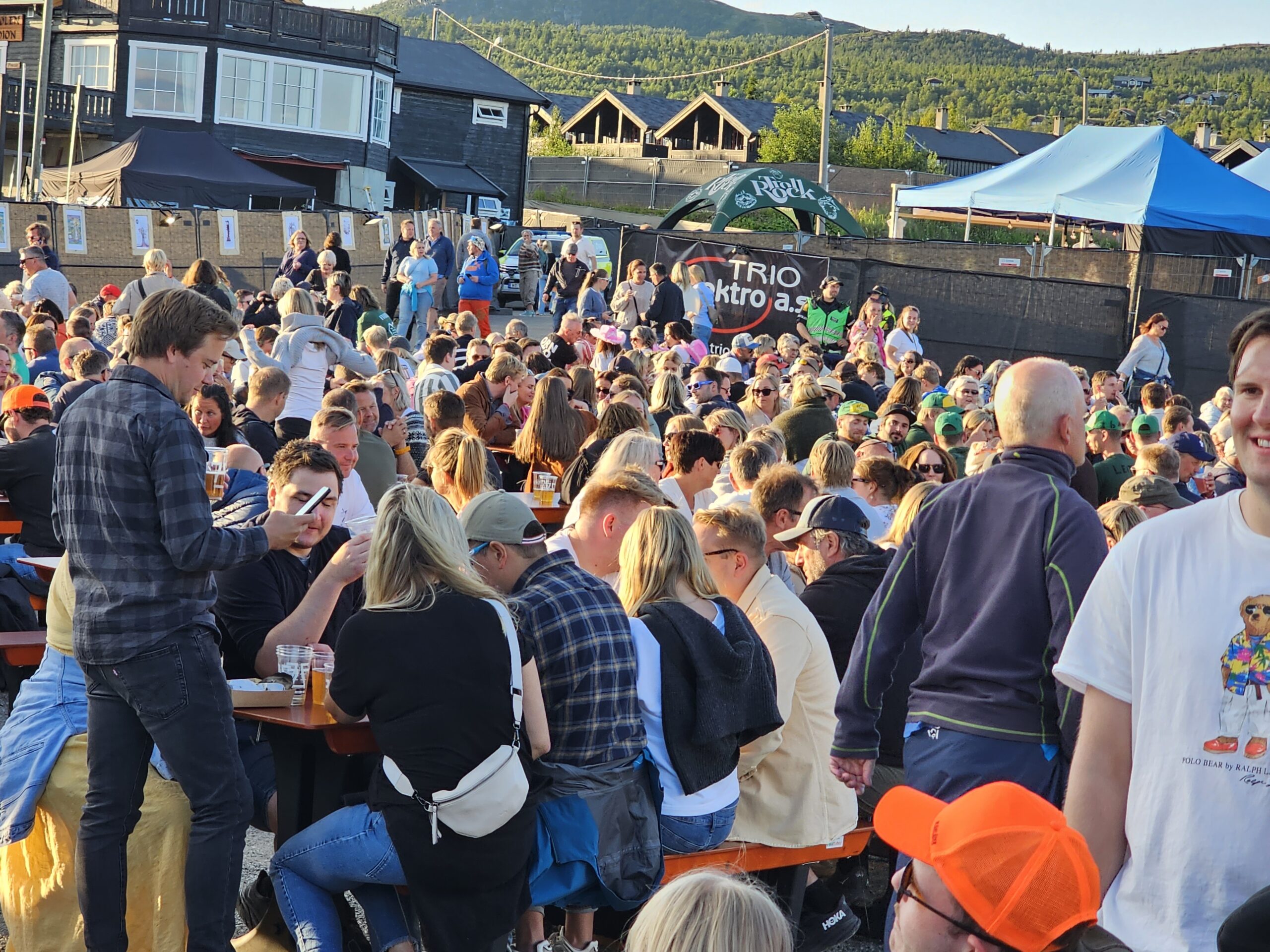 Folk storkosa seg i sommerkvelden