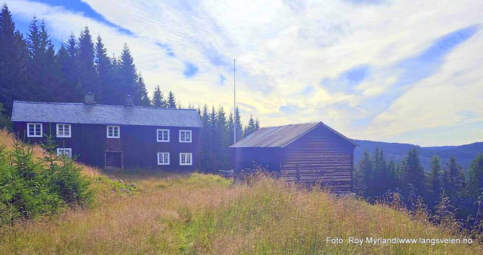 Sving av E 16 og opp på åsen i Sør-Aurdal. -Der kan du fortsatt møte huldra og "småfolket".