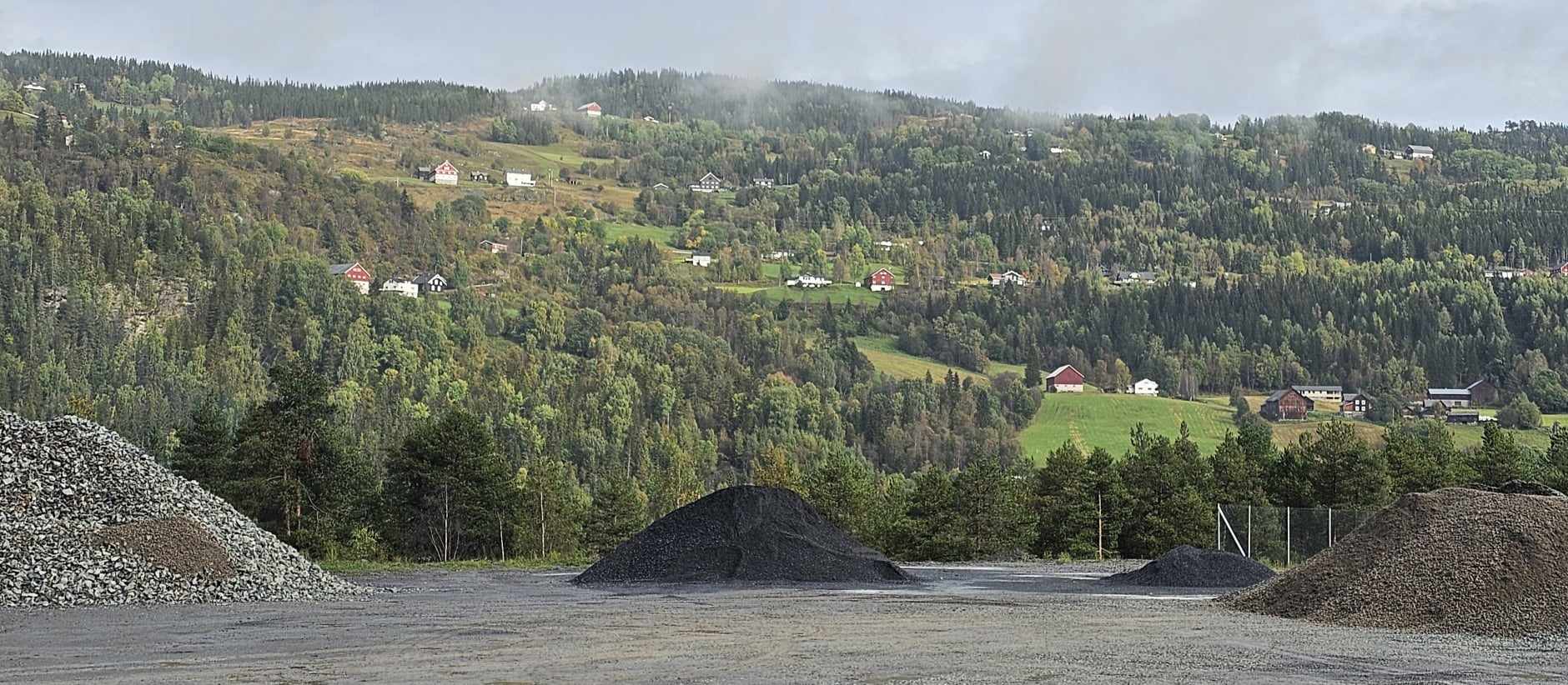 Lokal løysing for massedeponering nord for Fagernes Brøtaskogen Massedeponi A/S er strategisk plassert langs Fv. 51 ved Sebufjorden, litt nord for Fagernes. Skismørjaren og skigardsbyggjar Thomas Fenne frå Øystre Slidre har levert skigarden som gir ei ryddig og fin ramme mot Fv. 51. Anlegget har vore under planlegging sidan 2019 og har vorte oppretta som eit lokalt svar på dei nasjonale krava om å levera overskytande massar frå bygg- og anleggsprosjekt til godkjende deponi. Før denne etableringa, måtte entreprenørar i området frakta masse heilt til Gjøvik for deponering. På Brøtaskogen blir massane som blir leverte, nøye sortert. Dei massane som er eigna for gjenbruk, blir selde vidare til anleggs- og vegprosjekt, medan resten blir deponert. Vinterstid vil anlegget ta i mot snø og deponere den i den nordre delen av området. Når området etter kvart er fylt opp med omtrent 300 000 m³, vil det no same høgd som fylkesveg Fv. 51. Det opnar moglegheit for framtidig bruk av området til industri eller næringsverksemd. For å sikra ei ansvarleg handtering av deponerte massar, blir det kravd dokumentasjon i tråd med gjeldande lover og forskrifter. Brøtaskogen Massedeponi A/S overheld alle desse krava for mottak og behandling av reine massar. I tillegg til deponering, tilbyr Brøtaskogen Massedeponi A/S sal av sorterte massar og grus til både private og bedrifter. -Ved no å kunna tilby grus og masse lokalt ved Fagernes, kan køyreturar med traktor og bil blir redusert for private og firma, noko som er med og kan vera eit lite bidrag til betre klimarekneskap, fortel Ola Kjørlien i Brøtaskogen Anlegg A/S til nettavisa Langsveien.no.