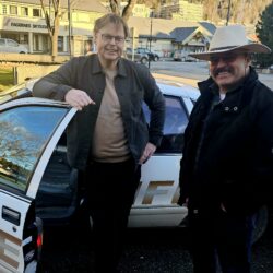 "Sheriffbilen" og Tony Olsen blir igjen i Valdres, men bubilen med Marcus Heger held fram vidare over Flye mot Vågå i neste bok, fortalde forfattaren.