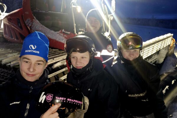 For ski- og brettentusiaster er Vaset Skiheiser selve romjulsdrømmen. 1000 meter over havet, i hjertet av vintereventyret i Vestre Slidre og bare et steinkast fra Brennabu – stedet hvor tusenvis av barn har opplevd Valdres-magi på leirskolen – er bakkene og løypene nå nøye preparerte og klare for romjulens besøkende. Bildet over: Teodor Nybråten Berg fra Røn, Sander Bakken fra Grefsen i Oslo og Mats Hålien fra Slidre lever ut romjulsdrømmen på Vaset. Olav Brenna Hansen, som er ansvarlig for parken, setter stor pris på deres engasjement og planer som årets "parkarkitekter". For de tre guttene er det knapt noe som slår gleden av å se parken åpne i bakken på Vaset. I gnistrende vintervær, med puddersnø så langt øyet kan se, satte Olav Brenna Hansen i gang tråkkemaskinen for å gjøre både bakken og parken klar til bruk noen dager før julaften. Slalåmbakken er nå åpen og perfekt preparert, med alle elementene i parken på plass. – Vi har rikelig med snø, så mildvær i et par dager går helt fint, forsikrer Olav Brenna Hansen. For veibeskrivelse, snøforhold og oppdatert informasjon om åpningstider og resten av tilbudet i bakken, besøk Vaset Skiheiser på Facebook.