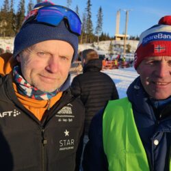 Under KM i Skrautvål Valdres var to av regionens mest dedikerte og engasjerte bidragsytere til ski- og bygdefellesskapet: Kjell B. Melbybråten og Oddvin Bakkene. Gjennom sitt utrettelige arbeid har de forsterket Valdres som en ski- og friluftsdestinasjon, men også som et eksempel på hva samarbeid, dugnadsvilje og lokal innsats kan utrette. Kjell B. Melbybråten, som er stadionsjef på Beitostølen, har i mange år sørget for at skiarenaen er i verdensklasse. Med dedikasjon og en unik forståelse for skisporten legger han til rette for store arrangementer og hverdagsglede for lokale og besøkende. Oddvin Bakkene, på sin side, er mannen bak det som mange mener er landets beste skiløyper i et vidunderlig landskap. Med sin kjærlighet for naturen og en utrettelig innsats, sørger han for at skiløpere kan nyte perfekt preparerte spor, uansett om det er mye eller lite snø i terrenget. Videoinnslaget, produsert av Roy Myrland, gir et innblikk i deres arbeid og lidenskap for skisporten og bygdefellesskapet. Her kan du lære mer om hvordan Valdres’ rike skiløypekultur har vokst frem – og hvordan du selv kan bidra til å opprettholde og styrke denne arven. Produksjonen er støttet av Beitostølen Resort, Valdresbil, Eiksenteret Fagernes og Arves Vaktmestertjenester, som alle deler en visjon om å fremme både skisporten og det unike fellesskapet i Valdres. Se videoinnslaget og bli inspirert av innsatsen og samholdet som gjør Valdres til en av Norges mest attraktive destinasjoner for folk som liker å være ute i frisk luft!