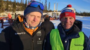 Under KM i Skrautvål Valdres var to av regionens mest dedikerte og engasjerte bidragsytere til ski- og bygdefellesskapet: Kjell B. Melbybråten og Oddvin Bakkene. Gjennom sitt utrettelige arbeid har de forsterket Valdres som en ski- og friluftsdestinasjon, men også som et eksempel på hva samarbeid, dugnadsvilje og lokal innsats kan utrette. Kjell B. Melbybråten, som er stadionsjef på Beitostølen, har i mange år sørget for at skiarenaen er i verdensklasse. Med dedikasjon og en unik forståelse for skisporten legger han til rette for store arrangementer og hverdagsglede for lokale og besøkende. Oddvin Bakkene, på sin side, er mannen bak det som mange mener er landets beste skiløyper i et vidunderlig landskap. Med sin kjærlighet for naturen og en utrettelig innsats, sørger han for at skiløpere kan nyte perfekt preparerte spor, uansett om det er mye eller lite snø i terrenget. Videoinnslaget, produsert av Roy Myrland, gir et innblikk i deres arbeid og lidenskap for skisporten og bygdefellesskapet. Her kan du lære mer om hvordan Valdres’ rike skiløypekultur har vokst frem – og hvordan du selv kan bidra til å opprettholde og styrke denne arven. Produksjonen er støttet av Beitostølen Resort, Valdresbil, Eiksenteret Fagernes og Arves Vaktmestertjenester, som alle deler en visjon om å fremme både skisporten og det unike fellesskapet i Valdres. Se videoinnslaget og bli inspirert av innsatsen og samholdet som gjør Valdres til en av Norges mest attraktive destinasjoner for folk som liker å være ute i frisk luft!