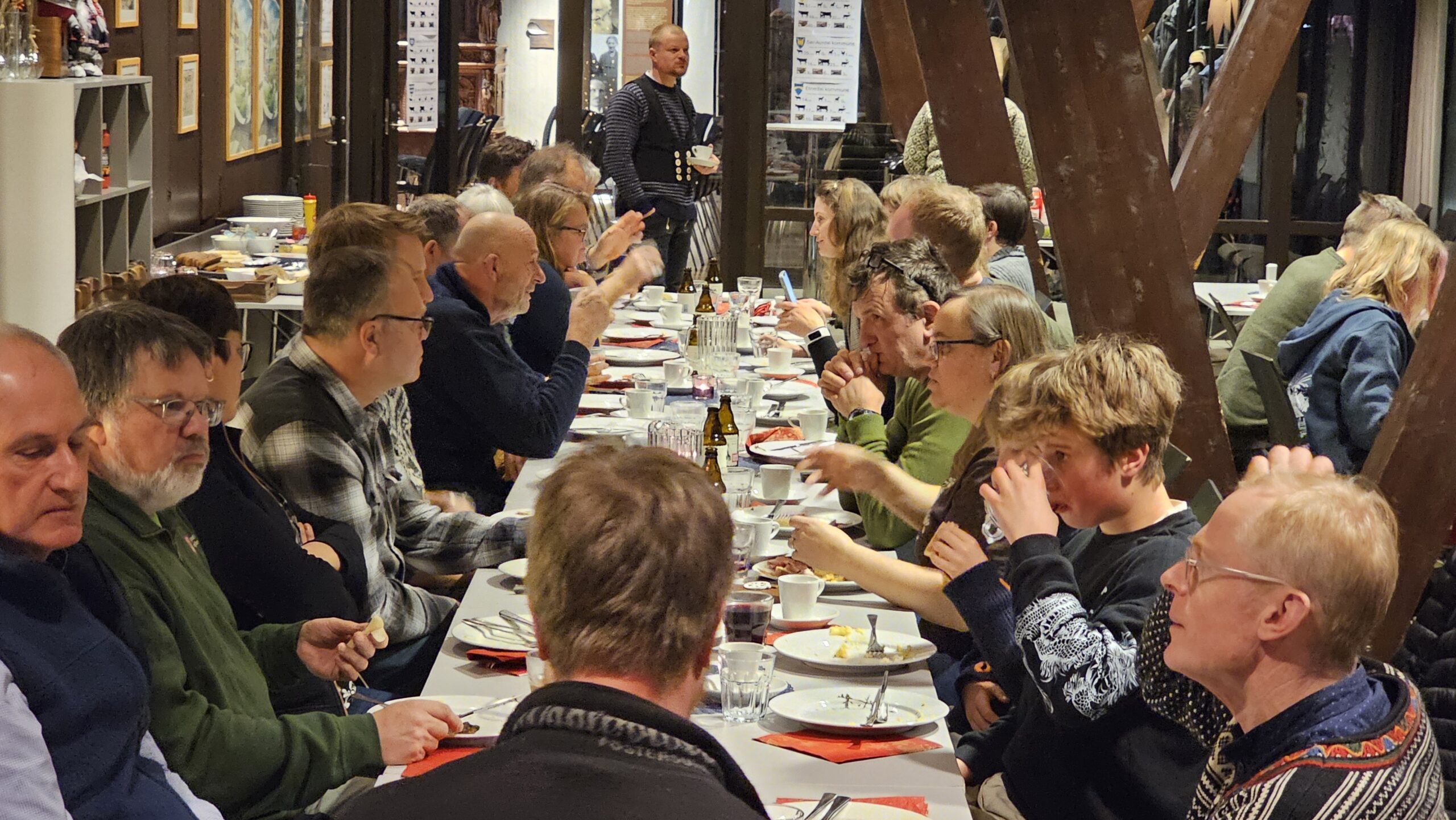 "Småbrukarånden" lever – Tor Jacob Solberg mobiliserer for Valdres også.

Den unike «småbrukarånden» stod i sentrum då Bonde- og Småbrukarlaga i Valdres inviterte til ope møte med leiar i  Norsk Bonde og Småbrukarlag, og «bondehøvding nr. 1», Tor Jacob Solberg på Valdres folkemuseum måndag 6. januar. Småbrukerånden handlar om å setje menneske og fellesskap først – det jordnære, det folkelege, og det å ta vare på kvarandre. Ingen stad kjem dette klårare til syna enn i slagordet til Norsk Bonde- og Småbrukarlag: «Me et alle ved same bord.»

Disse har bidratt til at video og artikkel er blitt til: Brun Bygg As Arves Vaktmesterservice Vang Auto-Service AS og Eiksenteret

Artikkelen fortsetter etter videoen:

Under folkemøtet vart det òg servert eit felles måltid, der både bønder og bygdefolk samla seg rundt bordet. Den heilt unike atmosfæren det blir rundt ei felles matbord symboliserte det som er kjernen i småbrukerånden: openheit, fellesskap og plass til alle.

Bygdene under press
Tor Jacob Solberg er en folkejære hedersmann og leverte ein sterk appell for å ta vare på bygdene som berebjelkar i det norske samfunnet, for å legget til rette for og utvikle bygdene for de unge og fremtidige generasjoner.

– Dei gode, varme og aktive bygdene me er så stolte av, er under press. Når små gardsbruk vert lagt ned, og folk flyttar frå bygdene, står me i fare for å mista noko av det mest verdifulle me har: eit levande kulturlandskap, ein berekraftig matproduksjon og sterke fellesskap. Dette er ikkje berre ein kamp for bøndene, men for heile Noreg, sa Solberg.

Moglegheitene i bygdene
Møtet setja fokus på korleis bygdene kan bli ein ressurs for framtida. Frå talarstolen delte både lokale og nasjonale aktørar innsikt og idear. Ingvild Oldre Heggom snakka om situasjonen for Valdreslandbruket, medan Katharina Sparstad og Astrid Øversveen løfta fram moglegheitene som ligg i Unesco-statusen og utviklinga av Nasjonalt Senter for Fjellandbruk.

Ein visjon for framtida
Solberg avrunda kvelden med ei oppmoding om samhald og handling:

– Me må sjå på bygdene som ei løysing, ikkje som eit problem. Bygdene våre kan bli motoren i eit berekraftig Noreg, dersom me legg til rette for det. Dette er ikkje tida for å gi opp – det er tida for å stå saman.

Folkemøtet var ikkje berre ei samling for å diskutera utfordringar, men også for å dela håp og moglegheiter. I Norsk Bonde- og Småbrukarlag er det alltid plass til fleire rundt bordet – ei påminning om at fellesskap er ein av våre sterkaste ressursar.

Fleire videointervju frå møtet vert snart tilgjengelege på Langsvegen.no.