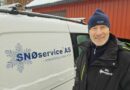 Det har vore travle tider for Snøservice AS i Larvik etter det kraftige snøfallet over østlandet. Med påfølgande temperaturstigning og speilglatte vegar og fortau, har det vore lange dagar og nattevakter for brøyting og strøing. Per Gunnar Tanum, som har leia firmaet sidan oppstarten i 1975, fortel at dette er blant dei mest intense periodane dei har opplevd på lenge. Om Snøservice AS Snøservice AS har kontor tre kilometer utanfor Larvik sentrum, i Kleiverveien 140. Dei har rundt 35 maskiner til disposisjon for snørydding, sandstrøing og snøtransport – alt frå store traktorar til handfresarar. Firmaet har avtaler med kundar heile året, men flesteparten kjem på hausten. Snøservice AS har utvida verksemda dei siste åra og dekkjer no også Sandefjord og Drammen, i tillegg til Larvik. Når vintersesongen er over, tilbyr dei feiing av asfalterte areal, plenklipping og generelt hagevedlikehald. Tanum og teamet hans har alltid vore kjende for påliteleg service, og med ein erfaring som strekkjer seg over snart 50 år, er Snøservice AS ein trygg samarbeidspartnar for både private og næringskundar – uansett kor krevjande vinteren måtte vere. For dei som framleis treng snørydding, minner Tanum om at det aldri er for seint å inngå ein avtale!