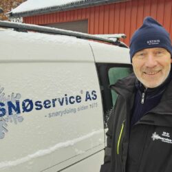 Det har vore travle tider for Snøservice AS i Larvik etter det kraftige snøfallet over østlandet. Med påfølgande temperaturstigning og speilglatte vegar og fortau, har det vore lange dagar og nattevakter for brøyting og strøing. Per Gunnar Tanum, som har leia firmaet sidan oppstarten i 1975, fortel at dette er blant dei mest intense periodane dei har opplevd på lenge. Om Snøservice AS Snøservice AS har kontor tre kilometer utanfor Larvik sentrum, i Kleiverveien 140. Dei har rundt 35 maskiner til disposisjon for snørydding, sandstrøing og snøtransport – alt frå store traktorar til handfresarar. Firmaet har avtaler med kundar heile året, men flesteparten kjem på hausten. Snøservice AS har utvida verksemda dei siste åra og dekkjer no også Sandefjord og Drammen, i tillegg til Larvik. Når vintersesongen er over, tilbyr dei feiing av asfalterte areal, plenklipping og generelt hagevedlikehald. Tanum og teamet hans har alltid vore kjende for påliteleg service, og med ein erfaring som strekkjer seg over snart 50 år, er Snøservice AS ein trygg samarbeidspartnar for både private og næringskundar – uansett kor krevjande vinteren måtte vere. For dei som framleis treng snørydding, minner Tanum om at det aldri er for seint å inngå ein avtale!