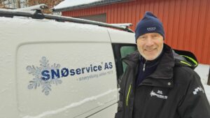 Det har vore travle tider for Snøservice AS i Larvik etter det kraftige snøfallet over østlandet. Med påfølgande temperaturstigning og speilglatte vegar og fortau, har det vore lange dagar og nattevakter for brøyting og strøing. Per Gunnar Tanum, som har leia firmaet sidan oppstarten i 1975, fortel at dette er blant dei mest intense periodane dei har opplevd på lenge. Om Snøservice AS Snøservice AS har kontor tre kilometer utanfor Larvik sentrum, i Kleiverveien 140. Dei har rundt 35 maskiner til disposisjon for snørydding, sandstrøing og snøtransport – alt frå store traktorar til handfresarar. Firmaet har avtaler med kundar heile året, men flesteparten kjem på hausten. Snøservice AS har utvida verksemda dei siste åra og dekkjer no også Sandefjord og Drammen, i tillegg til Larvik. Når vintersesongen er over, tilbyr dei feiing av asfalterte areal, plenklipping og generelt hagevedlikehald. Tanum og teamet hans har alltid vore kjende for påliteleg service, og med ein erfaring som strekkjer seg over snart 50 år, er Snøservice AS ein trygg samarbeidspartnar for både private og næringskundar – uansett kor krevjande vinteren måtte vere. For dei som framleis treng snørydding, minner Tanum om at det aldri er for seint å inngå ein avtale!