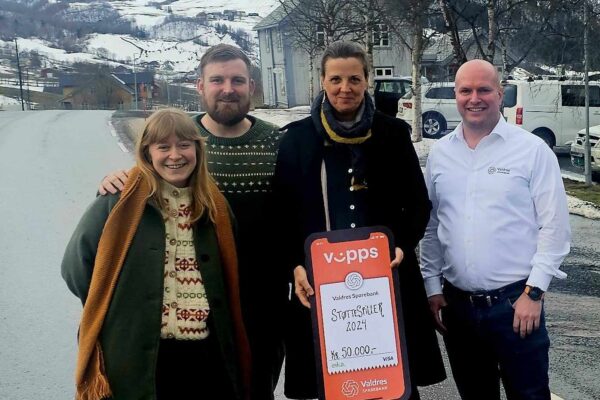 Gründerstipend til ny handlegate for lokale produsentar i Valdres frå Valdres Sparebank. Lykkelege günderar og banksjefen fra venstre: Simon Thunestvedt, Kristine Flatland Larsen, Bjørn Nylander og Erika Lystedt har gått saman om å søkje – og har fått tildelt – Valdres Sparebank sitt gründerstipend "Støttespiller" på 50 000 kroner. Midlane skal brukast til å realisere eit spennande prosjekt som set lokale produsentar i fokus og fremjar berekraftig utvikling i Valdres. Ei tillitsbasert handlegate for lokal handel I første fase planlegg dei fire gründerane å etablere ei "handlegate" for lokale produsentar, frå Lomen til Hemsing Bru. Denne unike handlegata skal bestå av ubemanna, tillitsbaserte boder der bønder, handverkarar, bakarar og andre produsentar kan selje sine eigenproduserte varer direkte til forbrukarane. Konseptet byggjer på tillit og enkel tilgang til kortreiste varer og gir produsentane moglegheit til å tilby produkta sine utan kostbare mellomledd. Utvikling av hubbar for produsentar i heile Valdres Etter at handlegata er etablert, ynskjer prosjektet å inkludere fleire produsentar frå heile regionen. Planen er å utvikle såkalla "hubbar" – samlingspunkt der lokale aktørar kan tilby varene sine under ei felles merkevare. Desse hubbane vil styrkje samarbeidet mellom produsentane og gi dei større marknadsmoglegheiter. Felles merkevare og marknadsføring Målet med prosjektet er å etablere ein ideell organisasjon som kan fungere som ein felles fasilitator for produsentar av lokalmat og handverk i Valdres. Gjennom ei sterk felles merkevare og målretta marknadsføring ynskjer dei å gjere kortreiste, rimelege lokalvarer meir tilgjengelege både for innbyggjarar og turistar. Styrkjer reiselivet og gjer Valdres meir attraktivt Prosjektet har potensial til å styrkje reiselivet i Valdres ved å tilby ei autentisk oppleving som fremjar lokal kultur og berekraft. Samstundes kan det bidra til å gjere dalføret meir attraktivt både for besøkjande og innbyggjarar ved å tilby rimelege og lett tilgjengelege produkt av høg kvalitet. "Dette prosjektet kan verkeleg gi produsentar i Valdres ein ny plattform for å nå ut til både lokale kundar og turistar," seier Kristine Flatland Larsen. "Vi er svært takksame for støtta frå Valdres Sparebank og ser fram til å ta fatt på arbeidet." Med gründerstipendet på 50 000 kroner har Thunestvedt, Larsen, Nylander og Lystedt fått ein god start på sitt visjonære prosjekt, som har store moglegheiter for å skape verdiar og vekst i regionen.