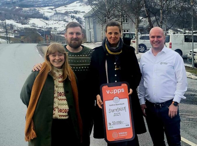 Gründerstipend til ny handlegate for lokale produsentar i Valdres frå Valdres Sparebank. Lykkelege günderar og banksjefen fra venstre: Simon Thunestvedt, Kristine Flatland Larsen, Bjørn Nylander og Erika Lystedt har gått saman om å søkje – og har fått tildelt – Valdres Sparebank sitt gründerstipend "Støttespiller" på 50 000 kroner. Midlane skal brukast til å realisere eit spennande prosjekt som set lokale produsentar i fokus og fremjar berekraftig utvikling i Valdres. Ei tillitsbasert handlegate for lokal handel I første fase planlegg dei fire gründerane å etablere ei "handlegate" for lokale produsentar, frå Lomen til Hemsing Bru. Denne unike handlegata skal bestå av ubemanna, tillitsbaserte boder der bønder, handverkarar, bakarar og andre produsentar kan selje sine eigenproduserte varer direkte til forbrukarane. Konseptet byggjer på tillit og enkel tilgang til kortreiste varer og gir produsentane moglegheit til å tilby produkta sine utan kostbare mellomledd. Utvikling av hubbar for produsentar i heile Valdres Etter at handlegata er etablert, ynskjer prosjektet å inkludere fleire produsentar frå heile regionen. Planen er å utvikle såkalla "hubbar" – samlingspunkt der lokale aktørar kan tilby varene sine under ei felles merkevare. Desse hubbane vil styrkje samarbeidet mellom produsentane og gi dei større marknadsmoglegheiter. Felles merkevare og marknadsføring Målet med prosjektet er å etablere ein ideell organisasjon som kan fungere som ein felles fasilitator for produsentar av lokalmat og handverk i Valdres. Gjennom ei sterk felles merkevare og målretta marknadsføring ynskjer dei å gjere kortreiste, rimelege lokalvarer meir tilgjengelege både for innbyggjarar og turistar. Styrkjer reiselivet og gjer Valdres meir attraktivt Prosjektet har potensial til å styrkje reiselivet i Valdres ved å tilby ei autentisk oppleving som fremjar lokal kultur og berekraft. Samstundes kan det bidra til å gjere dalføret meir attraktivt både for besøkjande og innbyggjarar ved å tilby rimelege og lett tilgjengelege produkt av høg kvalitet. "Dette prosjektet kan verkeleg gi produsentar i Valdres ein ny plattform for å nå ut til både lokale kundar og turistar," seier Kristine Flatland Larsen. "Vi er svært takksame for støtta frå Valdres Sparebank og ser fram til å ta fatt på arbeidet." Med gründerstipendet på 50 000 kroner har Thunestvedt, Larsen, Nylander og Lystedt fått ein god start på sitt visjonære prosjekt, som har store moglegheiter for å skape verdiar og vekst i regionen.