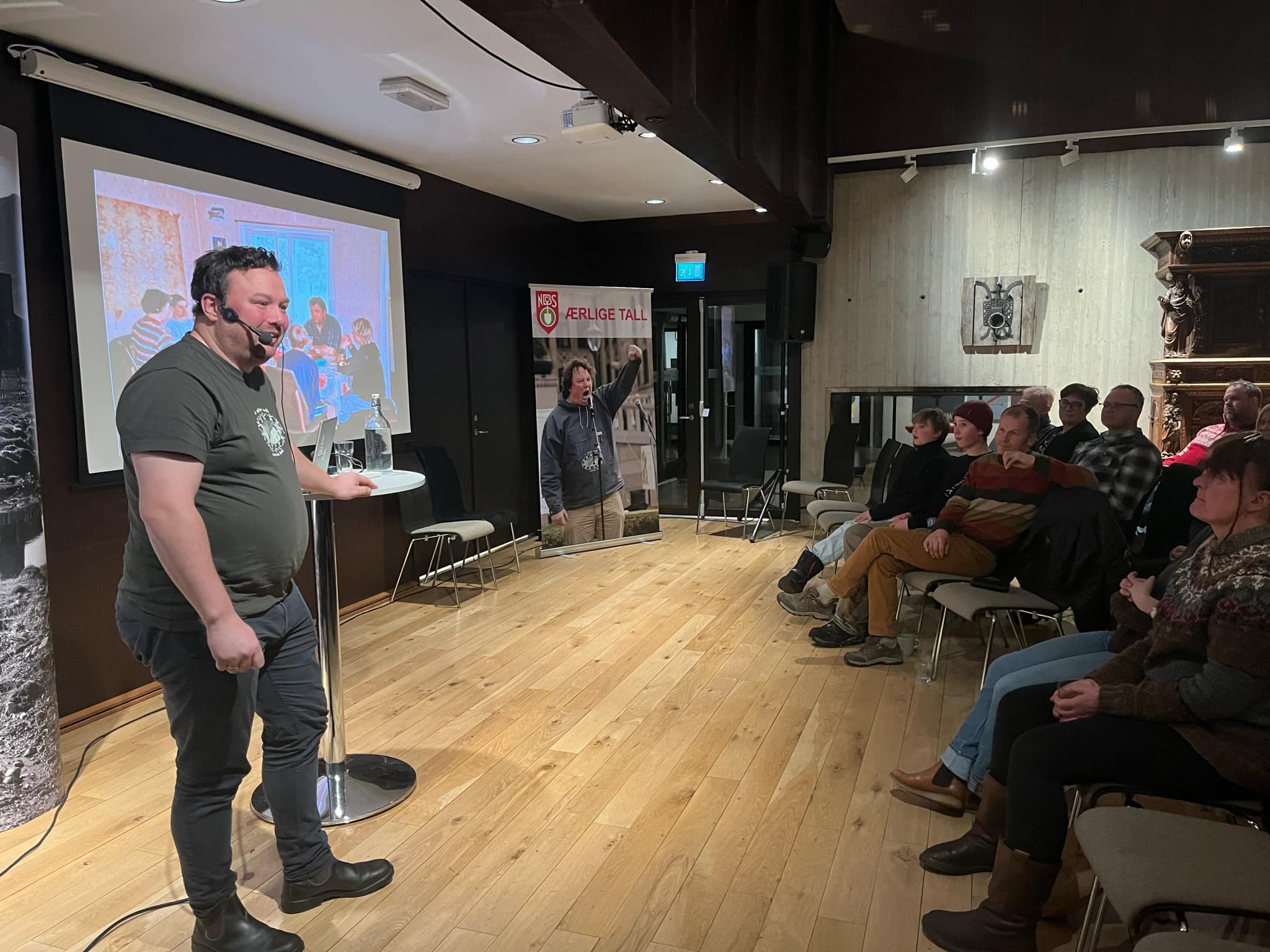 "Småbrukarånden" lever – Tor Jacob Solberg mobiliserer for Valdres også. "Småbrukarånden" lever – Tor Jacob Solberg mobiliserer for Valdres også.

Den unike «småbrukarånden» stod i sentrum då Bonde- og Småbrukarlaga i Valdres inviterte til ope møte med leiar i  Norsk Bonde og Småbrukarlag, og «bondehøvding nr. 1», Tor Jacob Solberg på Valdres folkemuseum måndag 6. januar. Småbrukerånden handlar om å setje menneske og fellesskap først – det jordnære, det folkelege, og det å ta vare på kvarandre. Ingen stad kjem dette klårare til syna enn i slagordet til Norsk Bonde- og Småbrukarlag: «Me et alle ved same bord.»

Disse har bidratt til at video og artikkel er blitt til: Brun Bygg As Arves Vaktmesterservice Vang Auto-Service AS og Eiksenteret

Artikkelen fortsetter etter videoen:

Under folkemøtet vart det òg servert eit felles måltid, der både bønder og bygdefolk samla seg rundt bordet. Den heilt unike atmosfæren det blir rundt ei felles matbord symboliserte det som er kjernen i småbrukerånden: openheit, fellesskap og plass til alle.

Bygdene under press
Tor Jacob Solberg er en folkejære hedersmann og leverte ein sterk appell for å ta vare på bygdene som berebjelkar i det norske samfunnet, for å legget til rette for og utvikle bygdene for de unge og fremtidige generasjoner.

– Dei gode, varme og aktive bygdene me er så stolte av, er under press. Når små gardsbruk vert lagt ned, og folk flyttar frå bygdene, står me i fare for å mista noko av det mest verdifulle me har: eit levande kulturlandskap, ein berekraftig matproduksjon og sterke fellesskap. Dette er ikkje berre ein kamp for bøndene, men for heile Noreg, sa Solberg.

Moglegheitene i bygdene
Møtet setja fokus på korleis bygdene kan bli ein ressurs for framtida. Frå talarstolen delte både lokale og nasjonale aktørar innsikt og idear. Ingvild Oldre Heggom snakka om situasjonen for Valdreslandbruket, medan Katharina Sparstad og Astrid Øversveen løfta fram moglegheitene som ligg i Unesco-statusen og utviklinga av Nasjonalt Senter for Fjellandbruk.

Ein visjon for framtida
Solberg avrunda kvelden med ei oppmoding om samhald og handling:

– Me må sjå på bygdene som ei løysing, ikkje som eit problem. Bygdene våre kan bli motoren i eit berekraftig Noreg, dersom me legg til rette for det. Dette er ikkje tida for å gi opp – det er tida for å stå saman.

Folkemøtet var ikkje berre ei samling for å diskutera utfordringar, men også for å dela håp og moglegheiter. I Norsk Bonde- og Småbrukarlag er det alltid plass til fleire rundt bordet – ei påminning om at fellesskap er ein av våre sterkaste ressursar.

Fleire videointervju frå møtet vert snart tilgjengelege på Langsvegen.no.

Den unike «småbrukarånden» stod i sentrum då Bonde- og Småbrukarlaga i Valdres inviterte til ope møte med leiar i  Norsk Bonde og Småbrukarlag, og «bondehøvding nr. 1», Tor Jacob Solberg på Valdres folkemuseum måndag 6. januar. Småbrukerånden handlar om å setje menneske og fellesskap først – det jordnære, det folkelege, og det å ta vare på kvarandre. Ingen stad kjem dette klårare til syna enn i slagordet til Norsk Bonde- og Småbrukarlag: «Me et alle ved same bord.»

Disse har bidratt til at video og artikkel er blitt til: Brun Bygg As Arves Vaktmesterservice Vang Auto-Service AS og Eiksenteret

Artikkelen fortsetter etter videoen:

Under folkemøtet vart det òg servert eit felles måltid, der både bønder og bygdefolk samla seg rundt bordet. Den heilt unike atmosfæren det blir rundt ei felles matbord symboliserte det som er kjernen i småbrukerånden: openheit, fellesskap og plass til alle.

Bygdene under press
Tor Jacob Solberg er en folkejære hedersmann og leverte ein sterk appell for å ta vare på bygdene som berebjelkar i det norske samfunnet, for å legget til rette for og utvikle bygdene for de unge og fremtidige generasjoner.

– Dei gode, varme og aktive bygdene me er så stolte av, er under press. Når små gardsbruk vert lagt ned, og folk flyttar frå bygdene, står me i fare for å mista noko av det mest verdifulle me har: eit levande kulturlandskap, ein berekraftig matproduksjon og sterke fellesskap. Dette er ikkje berre ein kamp for bøndene, men for heile Noreg, sa Solberg.

Moglegheitene i bygdene
Møtet setja fokus på korleis bygdene kan bli ein ressurs for framtida. Frå talarstolen delte både lokale og nasjonale aktørar innsikt og idear. Ingvild Oldre Heggom snakka om situasjonen for Valdreslandbruket, medan Katharina Sparstad og Astrid Øversveen løfta fram moglegheitene som ligg i Unesco-statusen og utviklinga av Nasjonalt Senter for Fjellandbruk.

Ein visjon for framtida
Solberg avrunda kvelden med ei oppmoding om samhald og handling:

– Me må sjå på bygdene som ei løysing, ikkje som eit problem. Bygdene våre kan bli motoren i eit berekraftig Noreg, dersom me legg til rette for det. Dette er ikkje tida for å gi opp – det er tida for å stå saman.

Folkemøtet var ikkje berre ei samling for å diskutera utfordringar, men også for å dela håp og moglegheiter. I Norsk Bonde- og Småbrukarlag er det alltid plass til fleire rundt bordet – ei påminning om at fellesskap er ein av våre sterkaste ressursar.

Fleire videointervju frå møtet vert snart tilgjengelege på Langsvegen.no.