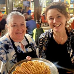 Meter på meter med vaflar. -Siv Lexberg og Judith Anita Klopbakken har steikt dei. I ALTI Valdres på Leira har det siden nyttår vore ein pop-up kafé i 1. etasje. Dette kjem av at kafeen i 2. etasje blir bygd om og totalrenovert. Siv Lexberg og Judith Anita Klopbakken står for serveringa og byr på ferske rundstykke og sprø, nysteikte vaflar til kundane. Mange set pris på det nylaga som serveras og det romslege lokalet, der dei kan slå av ein prat i fred og ro medan dei nyt maten. – Det har gått med fleire hundre liter vaffelrøre sidan nyttår, fortel Siv til Lagsvegen.no . Med litt enkel hovudrekning, basert på at dei solide vaffelplatene er minst ein centimeter tjukke, betyr det at vaffelstabelen ville ha vore om lag fire meter høg – altså takhøgt med vaflar! Den nye kafeen opnar 1. april , og denne gongen med ein ny drivar: Erling Theodorson frå Aurdal . Med lang erfaring innenfor mat og servering gler han seg til å skape en koseleg møteplass for både lokalbefolkninga og besøkande både ute og inne i 2. etg. på storsenteret. #AltiLeira, #Vaflar, #Kafé, #PopUpKafé, #Lagsveien, #Nysmurt, #Lokalmat, #Kaffikos, #GodStemning, #Valdres #Langsvegen