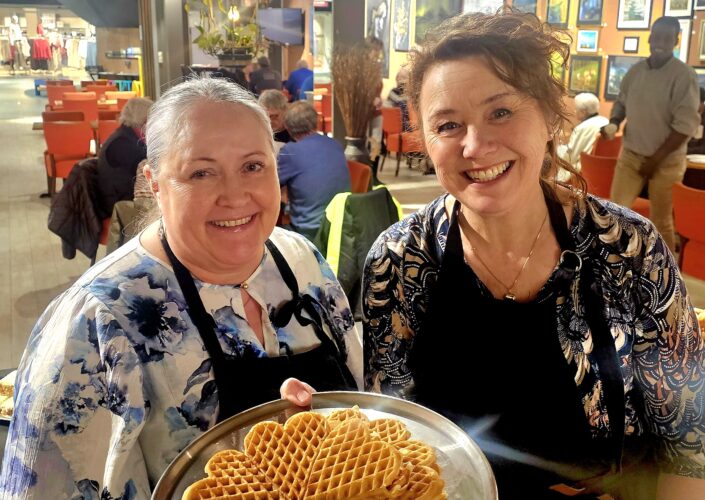 Meter på meter med vaflar. -Siv Lexberg og Judith Anita Klopbakken har steikt dei. I ALTI Valdres på Leira har det siden nyttår vore ein pop-up kafé i 1. etasje. Dette kjem av at kafeen i 2. etasje blir bygd om og totalrenovert. Siv Lexberg og Judith Anita Klopbakken står for serveringa og byr på ferske rundstykke og sprø, nysteikte vaflar til kundane. Mange set pris på det nylaga som serveras og det romslege lokalet, der dei kan slå av ein prat i fred og ro medan dei nyt maten. – Det har gått med fleire hundre liter vaffelrøre sidan nyttår, fortel Siv til Lagsvegen.no . Med litt enkel hovudrekning, basert på at dei solide vaffelplatene er minst ein centimeter tjukke, betyr det at vaffelstabelen ville ha vore om lag fire meter høg – altså takhøgt med vaflar! Den nye kafeen opnar 1. april , og denne gongen med ein ny drivar: Erling Theodorson frå Aurdal . Med lang erfaring innenfor mat og servering gler han seg til å skape en koseleg møteplass for både lokalbefolkninga og besøkande både ute og inne i 2. etg. på storsenteret. #AltiLeira, #Vaflar, #Kafé, #PopUpKafé, #Lagsveien, #Nysmurt, #Lokalmat, #Kaffikos, #GodStemning, #Valdres #Langsvegen