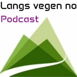 I denne episoden av podcasten " Langs vegen no" på Spotify, er det direktør ved Beitostølen Helsesportsenter (BHSS) Astrid J. Nyquist, redaktør Roy Myrland møter. Astrid J. Nyquist har i ei årrekkje jobba målretta for å skapa fleire moglegheiter for menneske med funksjonsnedsetjingar, mellom anna gjennom strategisk arbeid på Arendalsveka . "Mor Team Pølsa" Denne langsiktige innsatsen har bore frukter – eit av dei tydelegaste resultata er NRK-serien "Team Pølsa", produsert av Teddy TV . Serien har begeistra og rørt heile Noreg, og Astrid J. Nyquist er tydeleg på at arbeidet langt frå er ferdig. Målet er å sikra at alle får like moglegheiter og ein inkluderande, deltakande kvardag. Når ho blir spurd om framtida og ønska hennar for personar med funksjonsnedsetjingar, svarer ho bestemt: – Me kan ikkje la dykk andre sleppa unna no, når de har gråte, ledd, vorte rørte og late dykk inspirere av dei fenomenale ungdommane i " Team Pølsa" , seier ho – med ei tydeleg oppmoding til politikarar, avgjerdstakarar og alle oss andre som bør bry oss om dei små og store medmenneska våre. Fakta om Beitostølen Helsesportsenter (BHSS) ✅ Eit nasjonalt kompetansesenter for tilpassa fysisk aktivitet og meistring, etablert i 1970. ✅ Tilbyr rehabilitering for barn, ungdom og vaksne med funksjonsnedsetjingar. ✅ Har i mange år strategisk jobba, mellom anna gjennom Arendalsveka , for å fremja funksjonshemmas rettar og moglegheiter. ✅ Kombinerer helsefagleg ekspertise med idretts- og friluftsliv for å fremja meistring og sjølvstende. Fakta om "Team Pølsa" 🎬 Ein dokumentarserie på NRK, produsert av Teddy TV . 🏆 Eit direkte resultat av BHSS sitt langsiktige arbeid for å synleggjera funksjonshemmas moglegheiter gjennom idrett og meistring. 💪 Følgjer ei gruppe ungdommar med funksjonsnedsetjingar som utfordrar seg sjølve gjennom idrett og samhald. 🎿 Trenaren Øystein "Pølsa" Pettersen, tidlegare langrennsløpar, leiar laget med engasjement og varme. 💖 Serien har fått stor merksemd for sin ærlege, inspirerende og rørande framstilling av reisa til deltakarane. 🎧 Lytt til podkasten på Langs vegen no på Spotify ! Astrid J. Nyquist Beitostølen Helsesportsenter BHSS Team Pølsa NRK Teddy TV funksjonshemmedes rettigheter tilpasset fysisk aktivitet rehabilitering Norge idrett og mestring Arendalsuka funksjonshemmede Beitostølen tilpasset aktivitet felles idrett mestring gjennom idrett Øystein Pølsa Pettersen samfunnsengasjement funksjonshemmede inspirerende historier funksjonshemming podcast om funksjonshemmede Langs Vegen Ingen podcast Langs Vegen No Spotify Astrid J. Nyquist Beitostølen Helsesportsenter BHSS Team Pølsa NRK Teddy TV funksjonshemma sine rettar tilpassa fysisk aktivitet rehabilitering av Noreg idrett og meistring Arendalsveka funksjonshemma Beitostølen tilpassa aktivitet inkluderende idrett meistring gjennom idrett Øystein Pølsa Pettersen samfunnsengasjement funksjonshemma inspirerende historier funksjonshemming podkast om funksjonshemma Langs Vegen No podkast Langs Vegen No Spotify