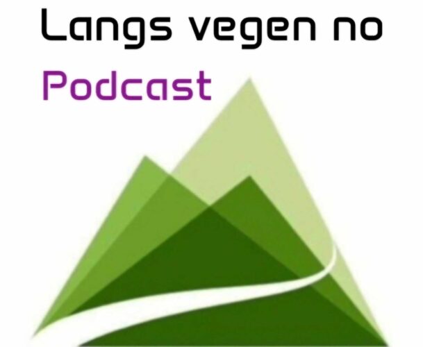 I denne episoden av podcasten " Langs vegen no" på Spotify, er det direktør ved Beitostølen Helsesportsenter (BHSS) Astrid J. Nyquist, redaktør Roy Myrland møter. Astrid J. Nyquist har i ei årrekkje jobba målretta for å skapa fleire moglegheiter for menneske med funksjonsnedsetjingar, mellom anna gjennom strategisk arbeid på Arendalsveka . "Mor Team Pølsa" Denne langsiktige innsatsen har bore frukter – eit av dei tydelegaste resultata er NRK-serien "Team Pølsa", produsert av Teddy TV . Serien har begeistra og rørt heile Noreg, og Astrid J. Nyquist er tydeleg på at arbeidet langt frå er ferdig. Målet er å sikra at alle får like moglegheiter og ein inkluderande, deltakande kvardag. Når ho blir spurd om framtida og ønska hennar for personar med funksjonsnedsetjingar, svarer ho bestemt: – Me kan ikkje la dykk andre sleppa unna no, når de har gråte, ledd, vorte rørte og late dykk inspirere av dei fenomenale ungdommane i " Team Pølsa" , seier ho – med ei tydeleg oppmoding til politikarar, avgjerdstakarar og alle oss andre som bør bry oss om dei små og store medmenneska våre. Fakta om Beitostølen Helsesportsenter (BHSS) ✅ Eit nasjonalt kompetansesenter for tilpassa fysisk aktivitet og meistring, etablert i 1970. ✅ Tilbyr rehabilitering for barn, ungdom og vaksne med funksjonsnedsetjingar. ✅ Har i mange år strategisk jobba, mellom anna gjennom Arendalsveka , for å fremja funksjonshemmas rettar og moglegheiter. ✅ Kombinerer helsefagleg ekspertise med idretts- og friluftsliv for å fremja meistring og sjølvstende. Fakta om "Team Pølsa" 🎬 Ein dokumentarserie på NRK, produsert av Teddy TV . 🏆 Eit direkte resultat av BHSS sitt langsiktige arbeid for å synleggjera funksjonshemmas moglegheiter gjennom idrett og meistring. 💪 Følgjer ei gruppe ungdommar med funksjonsnedsetjingar som utfordrar seg sjølve gjennom idrett og samhald. 🎿 Trenaren Øystein "Pølsa" Pettersen, tidlegare langrennsløpar, leiar laget med engasjement og varme. 💖 Serien har fått stor merksemd for sin ærlege, inspirerende og rørande framstilling av reisa til deltakarane. 🎧 Lytt til podkasten på Langs vegen no på Spotify ! Astrid J. Nyquist Beitostølen Helsesportsenter BHSS Team Pølsa NRK Teddy TV funksjonshemmedes rettigheter tilpasset fysisk aktivitet rehabilitering Norge idrett og mestring Arendalsuka funksjonshemmede Beitostølen tilpasset aktivitet felles idrett mestring gjennom idrett Øystein Pølsa Pettersen samfunnsengasjement funksjonshemmede inspirerende historier funksjonshemming podcast om funksjonshemmede Langs Vegen Ingen podcast Langs Vegen No Spotify Astrid J. Nyquist Beitostølen Helsesportsenter BHSS Team Pølsa NRK Teddy TV funksjonshemma sine rettar tilpassa fysisk aktivitet rehabilitering av Noreg idrett og meistring Arendalsveka funksjonshemma Beitostølen tilpassa aktivitet inkluderende idrett meistring gjennom idrett Øystein Pølsa Pettersen samfunnsengasjement funksjonshemma inspirerende historier funksjonshemming podkast om funksjonshemma Langs Vegen No podkast Langs Vegen No Spotify