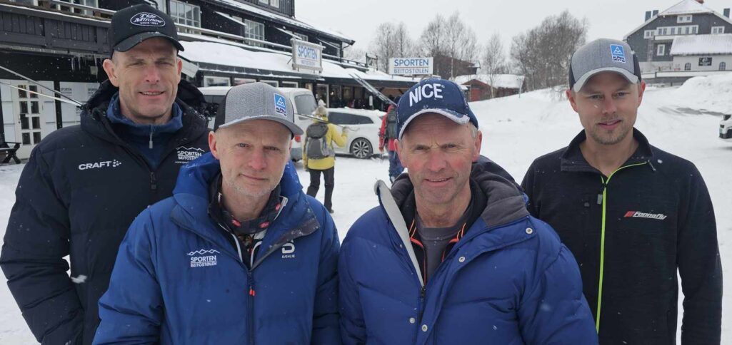 Valdres Skimaraton 2025 –nå med målgang på Beitostølen Lørdag 22. mars 2025 arrangeres Valdres Skimaraton for fjerde gang, men i år blir det en vesentlige endringer. Starten går fra Aurdalsåsen, og for første gang blir målgang på Beitostølen. Dessuten blir det solide pengepremier til de tre første i herre og dameklassen. Asgeir Larsen i Sporten Beitostølen og Håkon Bergene i Eiksenteret på Fagernes har begge bidratt med 10 000,- kr. til premiering! Løypearbeid og forhold Godt preparerte løyper er avgjørende for et vellykket skirenn. Bildet over fra venstre: Johnny Grymyr ved Sporten Beitostølen er klar for å ta imot deltakerne i målområdet, mens snøekspert Kjell B. Melbybråten lover at det blir gode forhold i mars. - Vi vet at skifolket i Valdres stiller opp, og vi skal gjøre vårt for at dette blir den beste utgaven hittil, sier Melbybråten. Rune Lyhus tar over ansvaret for løypene fra der Jan Ove Bredesen i Yddin og Javnlie løypelag avslutter fra sør, og sørger derifra for at sporene holder høyeste standard hele veien til mål foran Sporten Beitostølen. Sør for der igjen er det Steffen Røine som har ansvaret i domenet til Melladn Turløyper, Videre sørover er det Oddvin Bakken i Leirin Skiløyper og Ole Ronny Østgård i Aurdal Kruk Løypelag som lager løype fra strten på Aurdalsåsen. Oddvin Bakkene og hans medhjelpere i Skrautvål IL, Leirin Skiløyper og Aurdal og Kruk Løypelag har brukt mye tid på å planlegge endringen. En viktig grunn til trasebyttet er også målområdet – Beitostølen har bedre fasiliteter enn tidligere målgang på Danebu.–Vi håper deltakerne setter pris på endringen. Traseen er fantastisk, og det blir en folkefest i målområdet, sier Bakkene. Mer info og påmelding: Valdres Skimaraton Ny trase – men like spektakulær opplevelse Valdres Skimaraton overtok stafettpinnen etter Valdresmarsjen for noen år siden, og rennet har siden etablert seg som en favoritt blant langløpere. I 2025 vil løperne få en ny opplevelse, der løypa strekker seg fra Aurdalsåsen til Beitostølen via noen av Valdres’ vakreste fjellområder og med en mye snillere avslutning. Distanser for alle Valdres Skimaraton tilbyr tre distanser: Ultramaraton (65 km) – Start fra Aurdalsåsen. Maraton (45 km) – Start fra Yddin. Halvmaraton (25 km) – Kortere, men like naturskjønn. Uansett ambisjonsnivå er det en distanse som passer, enten du satser på langløp eller ønsker en fantastisk skitur i Valdres’ beste spor. Inngår i langløpscup Valdres Skimaraton blir en del av "Skiplukkern Langløpscup Innlandet", sammen med Budorrennet, Stenfjellrunden og Trysil Skimaraton. Cupen har premiering etter sammenlagtprinsippet og trekker langløpere fra hele landet. Tilbakeblikk på tidligere renn Nettavisa Langsveien.no dekket Valdres Skimaraton 2022 med fyldig reportasje, bilder og videoer. Her kan du se hvordan forholdene var: Se reportasjen: Langsveien.no – Valdres Skimaraton 2022 Med ny trase, spektakulær natur og målgang midt i skimekkaet for Sporten Beitostølen, ligger alt til rette for en fantastisk skifest i Valdres. Sikre deg plass nå! Valdres Skimaraton – påmelding #ValdresSkimaraton #Langrenn #Langløp #OddvinBakkene #Beitostølen #Aurdalsåsen #Skisport #Langløpscup