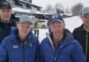 Valdres Skimaraton 2025 –nå med målgang på Beitostølen Lørdag 22. mars 2025 arrangeres Valdres Skimaraton for fjerde gang, men i år blir det en vesentlige endringer. Starten går fra Aurdalsåsen, og for første gang blir målgang på Beitostølen. Dessuten blir det solide pengepremier til de tre første i herre og dameklassen. Asgeir Larsen i Sporten Beitostølen og Håkon Bergene i Eiksenteret på Fagernes har begge bidratt med 10 000,- kr. til premiering! Løypearbeid og forhold Godt preparerte løyper er avgjørende for et vellykket skirenn. Bildet over fra venstre: Johnny Grymyr ved Sporten Beitostølen er klar for å ta imot deltakerne i målområdet, mens snøekspert Kjell B. Melbybråten lover at det blir gode forhold i mars. - Vi vet at skifolket i Valdres stiller opp, og vi skal gjøre vårt for at dette blir den beste utgaven hittil, sier Melbybråten. Rune Lyhus tar over ansvaret for løypene fra der Jan Ove Bredesen i Yddin og Javnlie løypelag avslutter fra sør, og sørger derifra for at sporene holder høyeste standard hele veien til mål foran Sporten Beitostølen. Sør for der igjen er det Steffen Røine som har ansvaret i domenet til Melladn Turløyper, Videre sørover er det Oddvin Bakken i Leirin Skiløyper og Ole Ronny Østgård i Aurdal Kruk Løypelag som lager løype fra strten på Aurdalsåsen. Oddvin Bakkene og hans medhjelpere i Skrautvål IL, Leirin Skiløyper og Aurdal og Kruk Løypelag har brukt mye tid på å planlegge endringen. En viktig grunn til trasebyttet er også målområdet – Beitostølen har bedre fasiliteter enn tidligere målgang på Danebu.–Vi håper deltakerne setter pris på endringen. Traseen er fantastisk, og det blir en folkefest i målområdet, sier Bakkene. Mer info og påmelding: Valdres Skimaraton Ny trase – men like spektakulær opplevelse Valdres Skimaraton overtok stafettpinnen etter Valdresmarsjen for noen år siden, og rennet har siden etablert seg som en favoritt blant langløpere. I 2025 vil løperne få en ny opplevelse, der løypa strekker seg fra Aurdalsåsen til Beitostølen via noen av Valdres’ vakreste fjellområder og med en mye snillere avslutning. Distanser for alle Valdres Skimaraton tilbyr tre distanser: Ultramaraton (65 km) – Start fra Aurdalsåsen. Maraton (45 km) – Start fra Yddin. Halvmaraton (25 km) – Kortere, men like naturskjønn. Uansett ambisjonsnivå er det en distanse som passer, enten du satser på langløp eller ønsker en fantastisk skitur i Valdres’ beste spor. Inngår i langløpscup Valdres Skimaraton blir en del av "Skiplukkern Langløpscup Innlandet", sammen med Budorrennet, Stenfjellrunden og Trysil Skimaraton. Cupen har premiering etter sammenlagtprinsippet og trekker langløpere fra hele landet. Tilbakeblikk på tidligere renn Nettavisa Langsveien.no dekket Valdres Skimaraton 2022 med fyldig reportasje, bilder og videoer. Her kan du se hvordan forholdene var: Se reportasjen: Langsveien.no – Valdres Skimaraton 2022 Med ny trase, spektakulær natur og målgang midt i skimekkaet for Sporten Beitostølen, ligger alt til rette for en fantastisk skifest i Valdres. Sikre deg plass nå! Valdres Skimaraton – påmelding #ValdresSkimaraton #Langrenn #Langløp #OddvinBakkene #Beitostølen #Aurdalsåsen #Skisport #Langløpscup