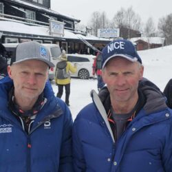 Valdres Skimaraton 2025 –nå med målgang på Beitostølen Lørdag 22. mars 2025 arrangeres Valdres Skimaraton for fjerde gang, men i år blir det en vesentlige endringer. Starten går fra Aurdalsåsen, og for første gang blir målgang på Beitostølen. Dessuten blir det solide pengepremier til de tre første i herre og dameklassen. Asgeir Larsen i Sporten Beitostølen og Håkon Bergene i Eiksenteret på Fagernes har begge bidratt med 10 000,- kr. til premiering! Løypearbeid og forhold Godt preparerte løyper er avgjørende for et vellykket skirenn. Bildet over fra venstre: Johnny Grymyr ved Sporten Beitostølen er klar for å ta imot deltakerne i målområdet, mens snøekspert Kjell B. Melbybråten lover at det blir gode forhold i mars. - Vi vet at skifolket i Valdres stiller opp, og vi skal gjøre vårt for at dette blir den beste utgaven hittil, sier Melbybråten. Rune Lyhus tar over ansvaret for løypene fra der Jan Ove Bredesen i Yddin og Javnlie løypelag avslutter fra sør, og sørger derifra for at sporene holder høyeste standard hele veien til mål foran Sporten Beitostølen. Sør for der igjen er det Steffen Røine som har ansvaret i domenet til Melladn Turløyper, Videre sørover er det Oddvin Bakken i Leirin Skiløyper og Ole Ronny Østgård i Aurdal Kruk Løypelag som lager løype fra strten på Aurdalsåsen. Oddvin Bakkene og hans medhjelpere i Skrautvål IL, Leirin Skiløyper og Aurdal og Kruk Løypelag har brukt mye tid på å planlegge endringen. En viktig grunn til trasebyttet er også målområdet – Beitostølen har bedre fasiliteter enn tidligere målgang på Danebu.–Vi håper deltakerne setter pris på endringen. Traseen er fantastisk, og det blir en folkefest i målområdet, sier Bakkene. Mer info og påmelding: Valdres Skimaraton Ny trase – men like spektakulær opplevelse Valdres Skimaraton overtok stafettpinnen etter Valdresmarsjen for noen år siden, og rennet har siden etablert seg som en favoritt blant langløpere. I 2025 vil løperne få en ny opplevelse, der løypa strekker seg fra Aurdalsåsen til Beitostølen via noen av Valdres’ vakreste fjellområder og med en mye snillere avslutning. Distanser for alle Valdres Skimaraton tilbyr tre distanser: Ultramaraton (65 km) – Start fra Aurdalsåsen. Maraton (45 km) – Start fra Yddin. Halvmaraton (25 km) – Kortere, men like naturskjønn. Uansett ambisjonsnivå er det en distanse som passer, enten du satser på langløp eller ønsker en fantastisk skitur i Valdres’ beste spor. Inngår i langløpscup Valdres Skimaraton blir en del av "Skiplukkern Langløpscup Innlandet", sammen med Budorrennet, Stenfjellrunden og Trysil Skimaraton. Cupen har premiering etter sammenlagtprinsippet og trekker langløpere fra hele landet. Tilbakeblikk på tidligere renn Nettavisa Langsveien.no dekket Valdres Skimaraton 2022 med fyldig reportasje, bilder og videoer. Her kan du se hvordan forholdene var: Se reportasjen: Langsveien.no – Valdres Skimaraton 2022 Med ny trase, spektakulær natur og målgang midt i skimekkaet for Sporten Beitostølen, ligger alt til rette for en fantastisk skifest i Valdres. Sikre deg plass nå! Valdres Skimaraton – påmelding #ValdresSkimaraton #Langrenn #Langløp #OddvinBakkene #Beitostølen #Aurdalsåsen #Skisport #Langløpscup