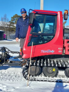 Fjellcowboyane Haldor Berger og Rønjus Nordtop sørgjer for perfekte skispor på Beitostølen Helsesportsenter Dei blir kalla fjellcowboyar med god grunn, og med eit stort positivt fortegn. Rønjus Nordtop (bildet over) og Haldor Berger på Beitostølen Helsesportsenter er blant dei som legg ned utallige timar for å sikre fyrsteklasses løyper til skiglade folk. Det har vore ein merkeleg vinter med mykje mildvêr, noko som har gjort løypekøyringa utfordrande. Men no har det kome snø tilbake til Valdres, og kuldegradene har gjort myrane faste nok til å bere både maskiner og skiløparar. Då er ikkje løypekøyrarane vonde å be – dei har allereie vore i full sving for å preparere perfekte spor og skøytetraséar. Med nydeleg vårvintervêr på sitt beste og sola frå ein skyfri himmel, er det berre å finne fram skia og nyte dei nykøyrde løypene. Haldor og Rønjus er to av dei mange fjellcowboyane som har sørgt for at alt ligg til rette for flotte turar i fjellet! Følg med på dei siste oppdateringane om løypeforholda i Valdres her: Skisporet Valdres. #Fjellcowboyar# #Langrenn# #Skispor# #Beitostølen# #Påskeski# #Skiglede#