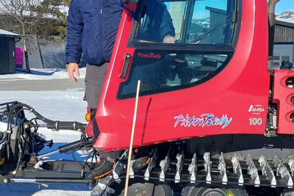 Fjellcowboyane Haldor Berger og Rønjus Nordtop sørgjer for perfekte skispor på Beitostølen Helsesportsenter Dei blir kalla fjellcowboyar med god grunn, og med eit stort positivt fortegn. Rønjus Nordtop (bildet over) og Haldor Berger på Beitostølen Helsesportsenter er blant dei som legg ned utallige timar for å sikre fyrsteklasses løyper til skiglade folk. Det har vore ein merkeleg vinter med mykje mildvêr, noko som har gjort løypekøyringa utfordrande. Men no har det kome snø tilbake til Valdres, og kuldegradene har gjort myrane faste nok til å bere både maskiner og skiløparar. Då er ikkje løypekøyrarane vonde å be – dei har allereie vore i full sving for å preparere perfekte spor og skøytetraséar. Med nydeleg vårvintervêr på sitt beste og sola frå ein skyfri himmel, er det berre å finne fram skia og nyte dei nykøyrde løypene. Haldor og Rønjus er to av dei mange fjellcowboyane som har sørgt for at alt ligg til rette for flotte turar i fjellet! Følg med på dei siste oppdateringane om løypeforholda i Valdres her: Skisporet Valdres. #Fjellcowboyar# #Langrenn# #Skispor# #Beitostølen# #Påskeski# #Skiglede#